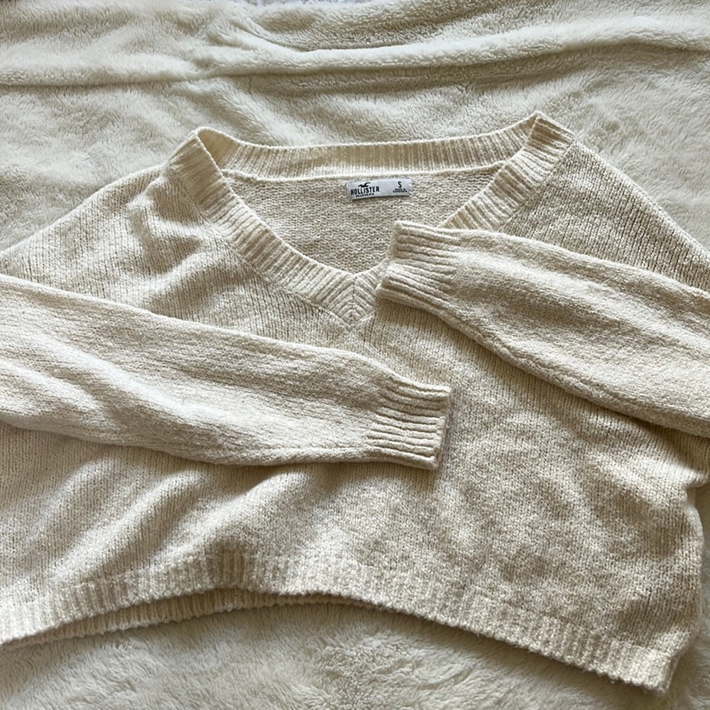 Hollister v neck crop sweater